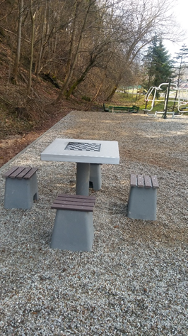 Zdjęcie nr 5 przedstawia stolik do szachów betonowy.